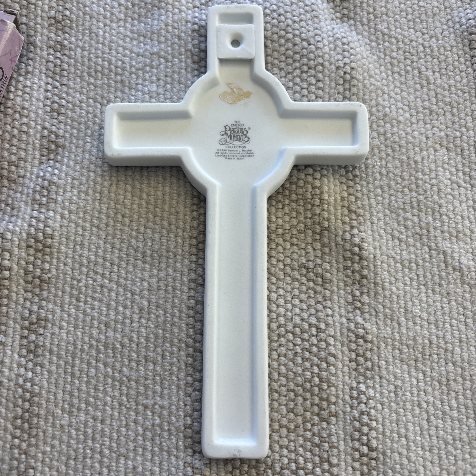 Vintage Precious Moments Jesus Loves Me Porcelain 8″ Cross Wall Hanging boy box