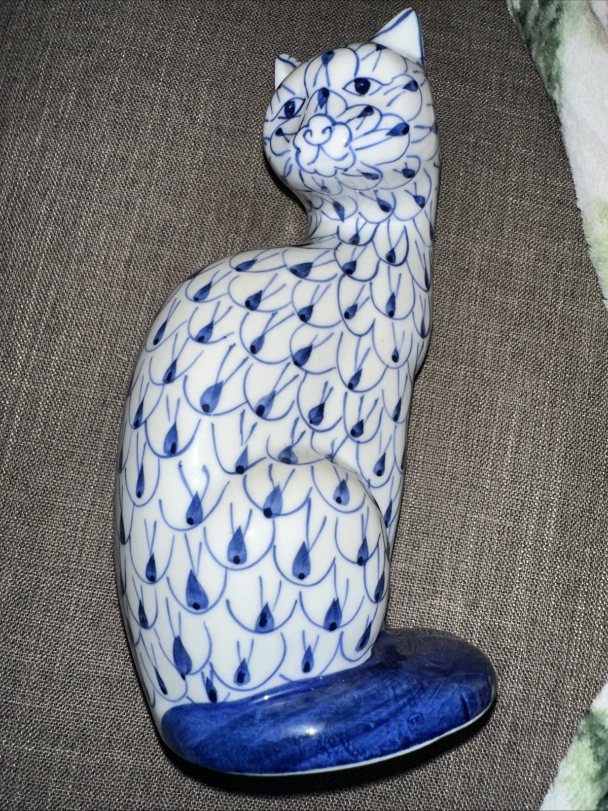 Andrea by Sadek Cat Hand Painted Blue & White Fishnet Pattern Herend Style Vtg