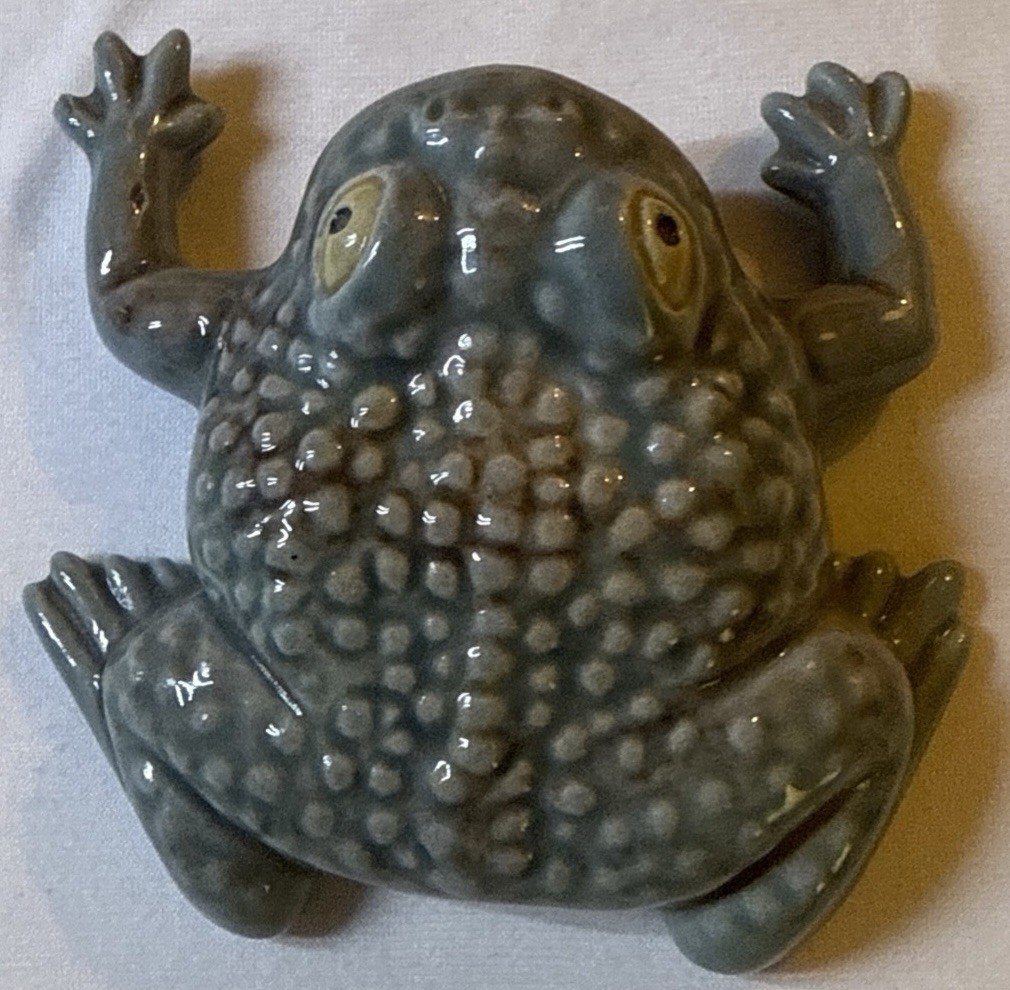 RARE DELIGHTFUL Bordallo Pinheiro Frog Ceramic 5″ Glossy Portugal Figurine