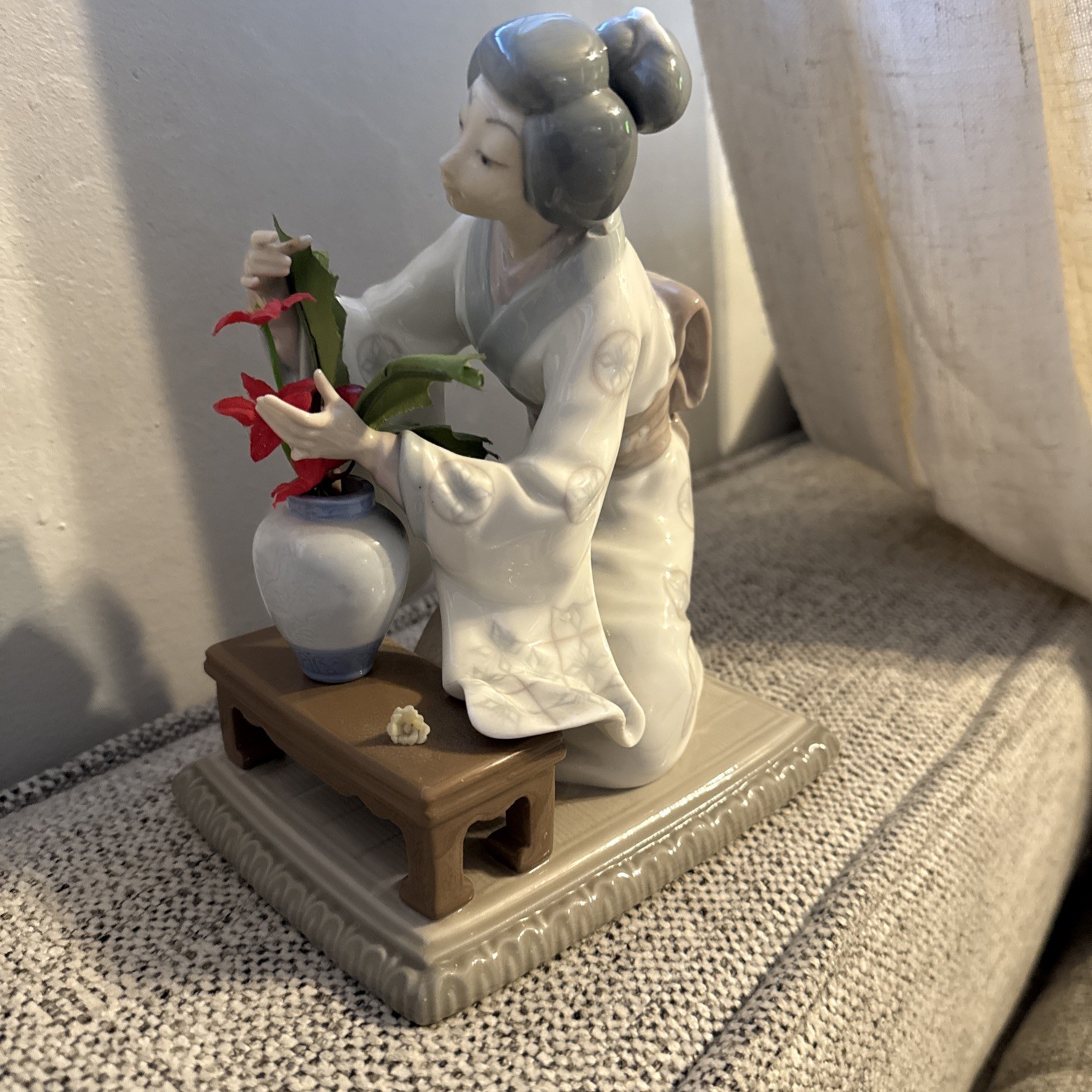 Lladro “Asian Girl” #4840 (Glossy) japanese geisha flower arranger. Please Read