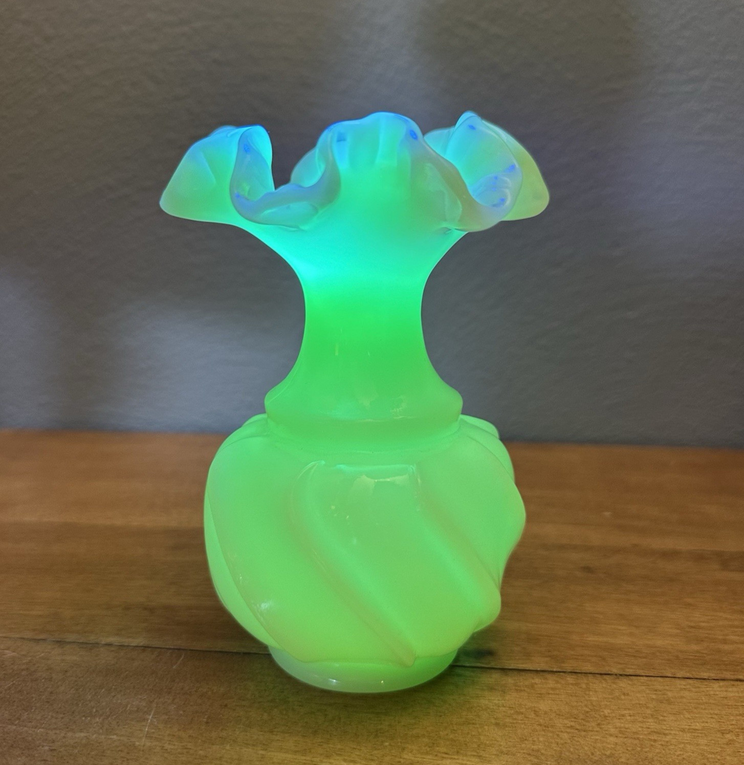Rare VTG Fenton Art Glass Green Custard Uranium Glossy Swirl Ruffled 5.5 in Vase