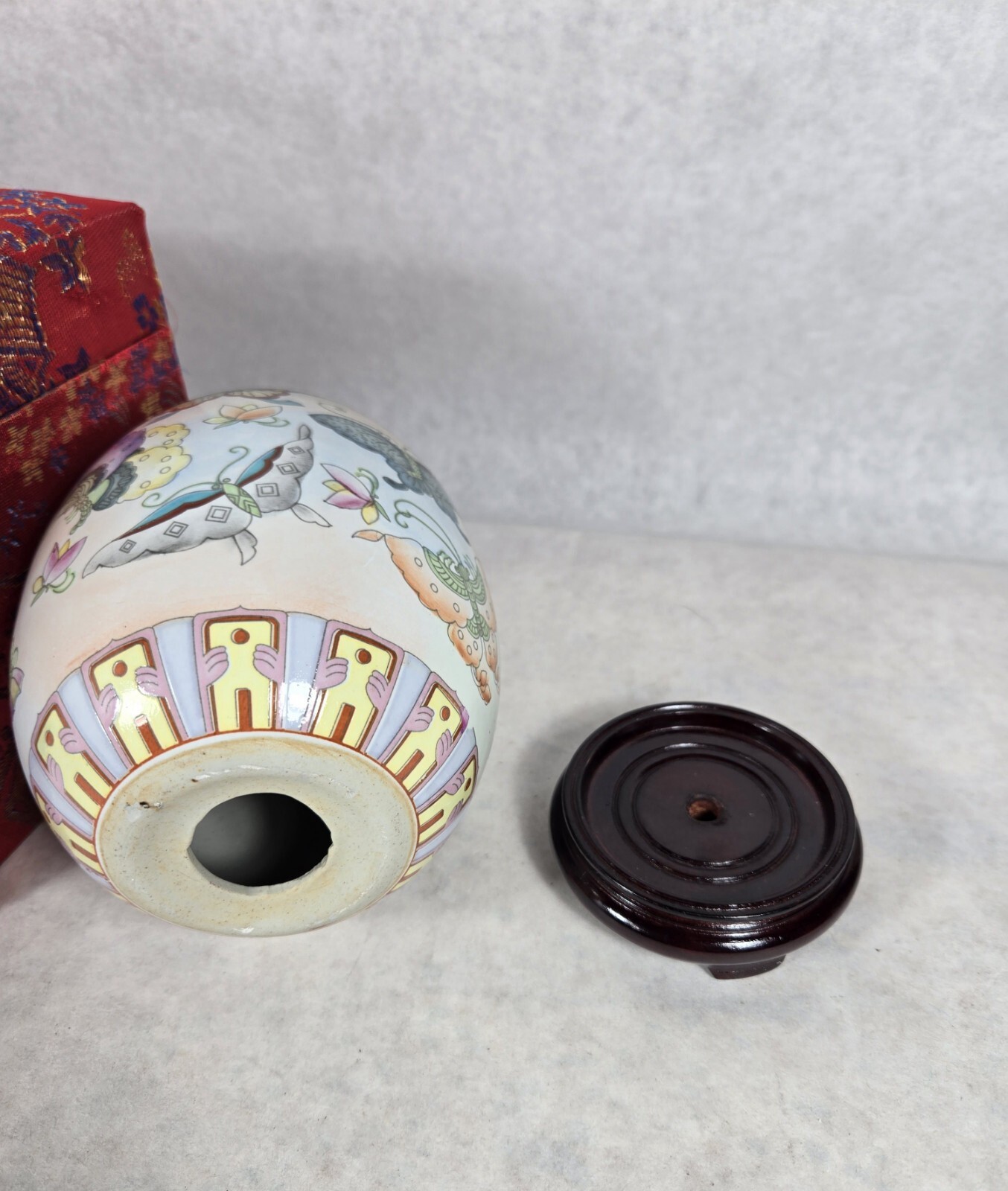 Vintage Yi Lin Arts & Treasures Hand Painted Egg 6″ Butterflies Stand And Box