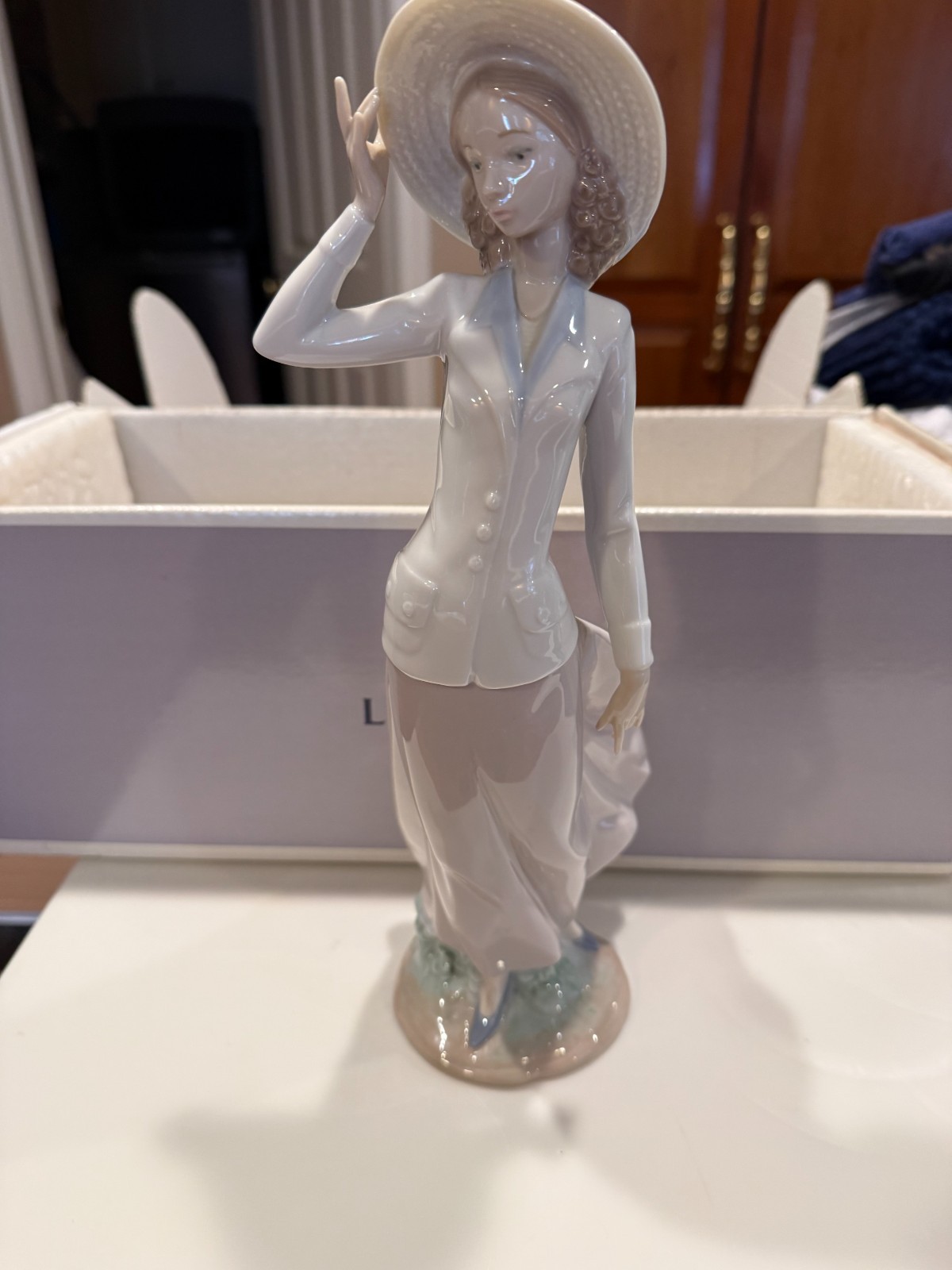 Lladro Woman Breezy Afternoon, 12 1/4″ high, excellent shape in its original box