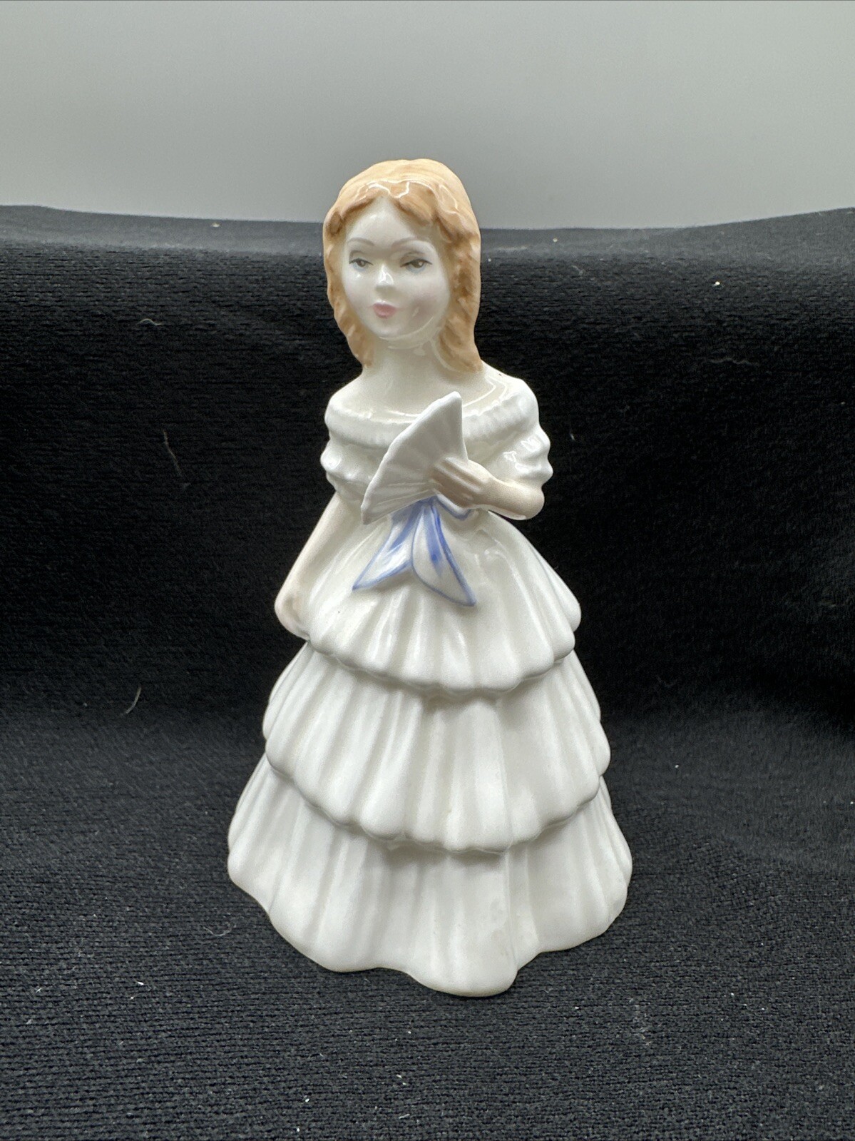Royal Doulton HN2995 “Julie” 4.75″ Figurine 1985-1995 England White Fan