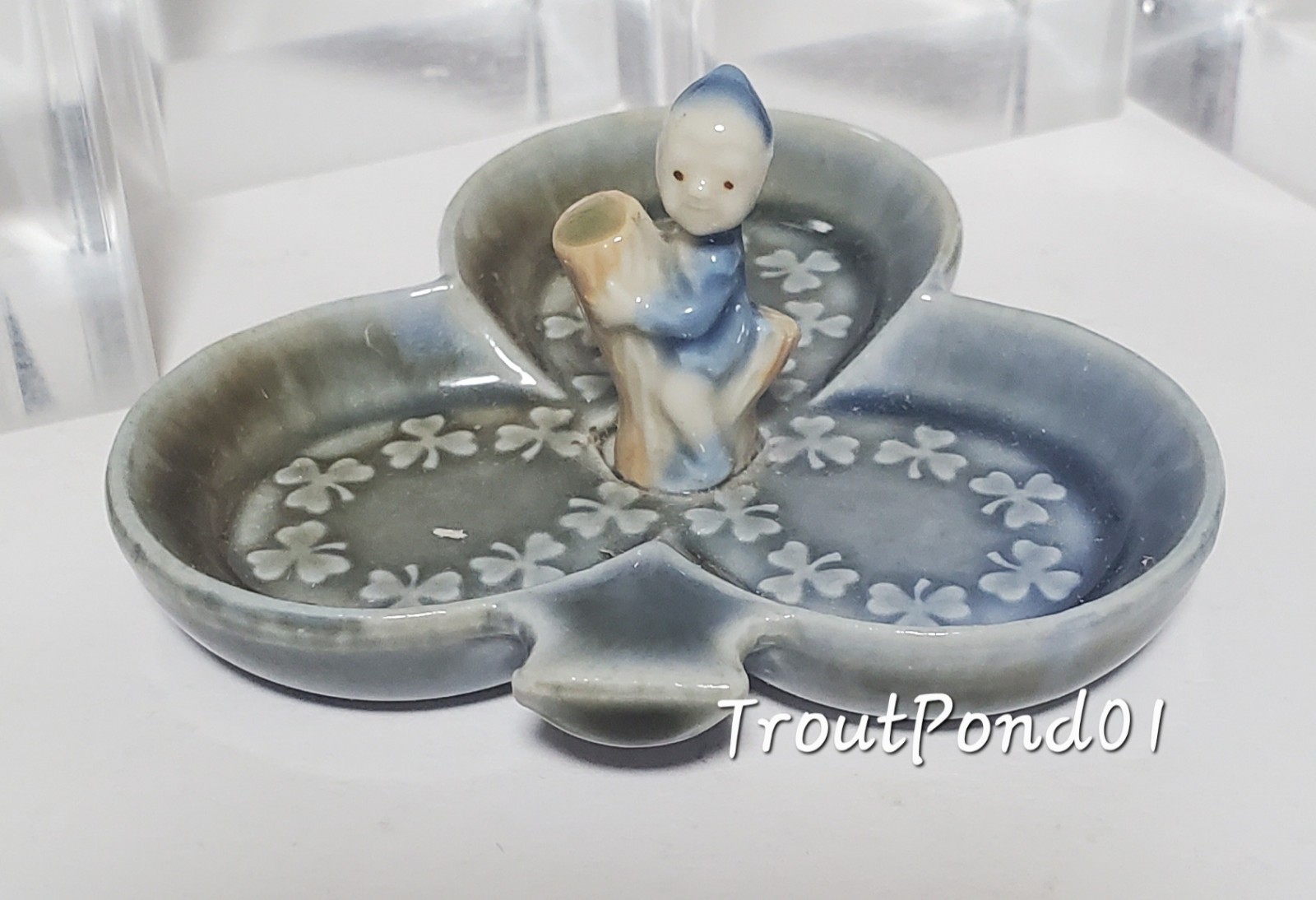 Wade Whimsies Lucky Leprechaun Pixie on Shamrock Dish Blue Hat 1956 – 86 Ireland