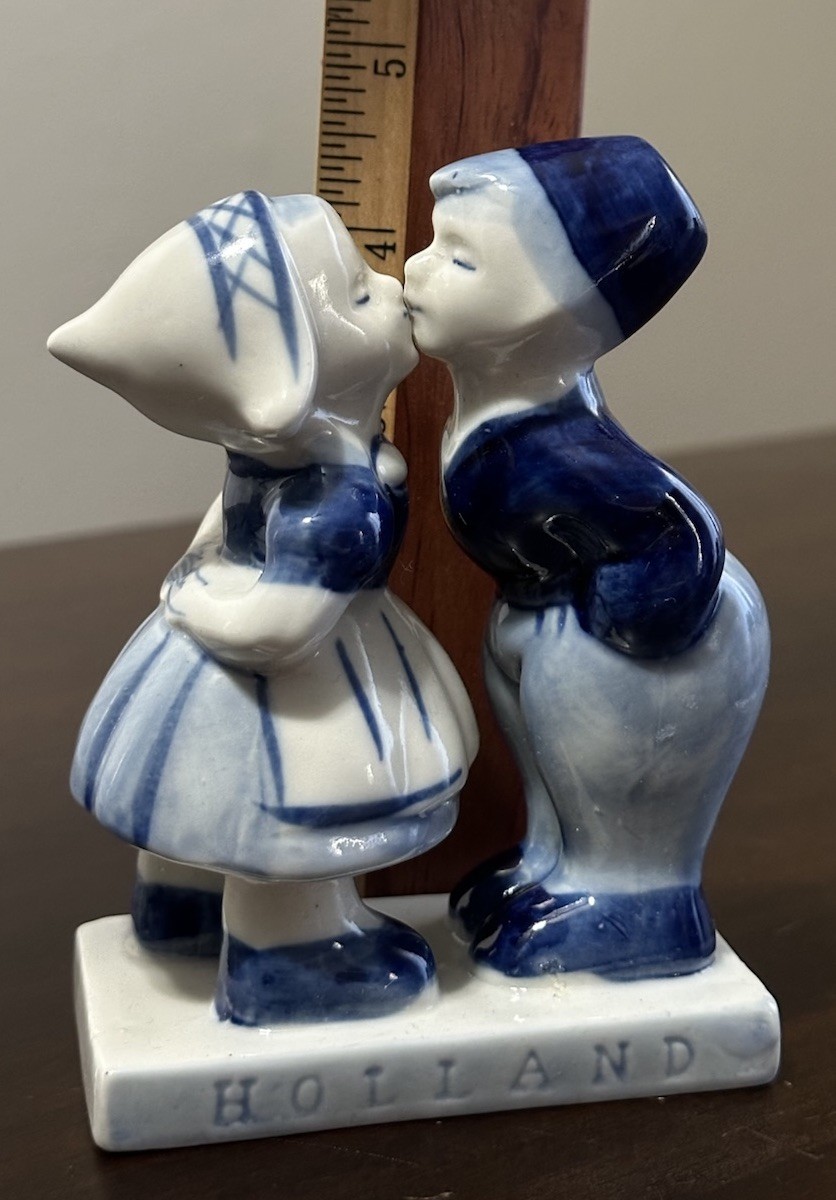 5in HOLLAND Collectible Kissing Couple Traditional Blue & White Porcelain Figure
