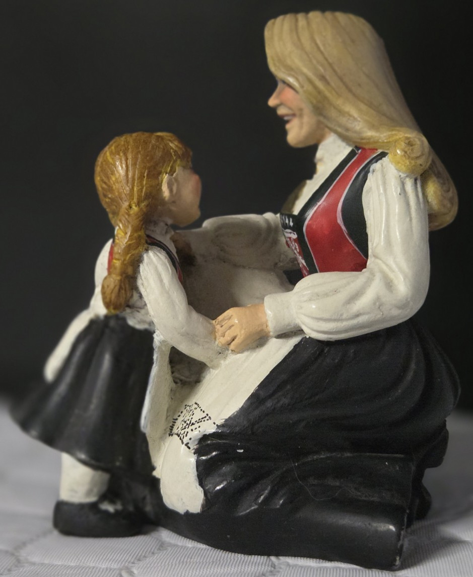 Candy Design Norway Figurine Mother Woman Child Hardangers Bunads 4X3.5″ Resin