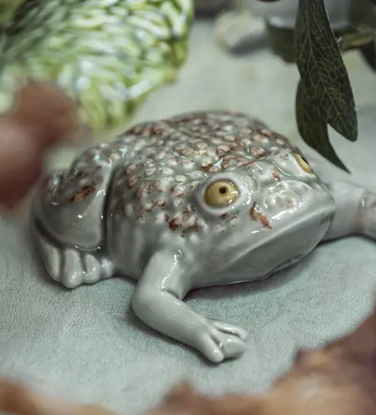 RARE DELIGHTFUL Bordallo Pinheiro Frog Ceramic 5″ Glossy Portugal Figurine