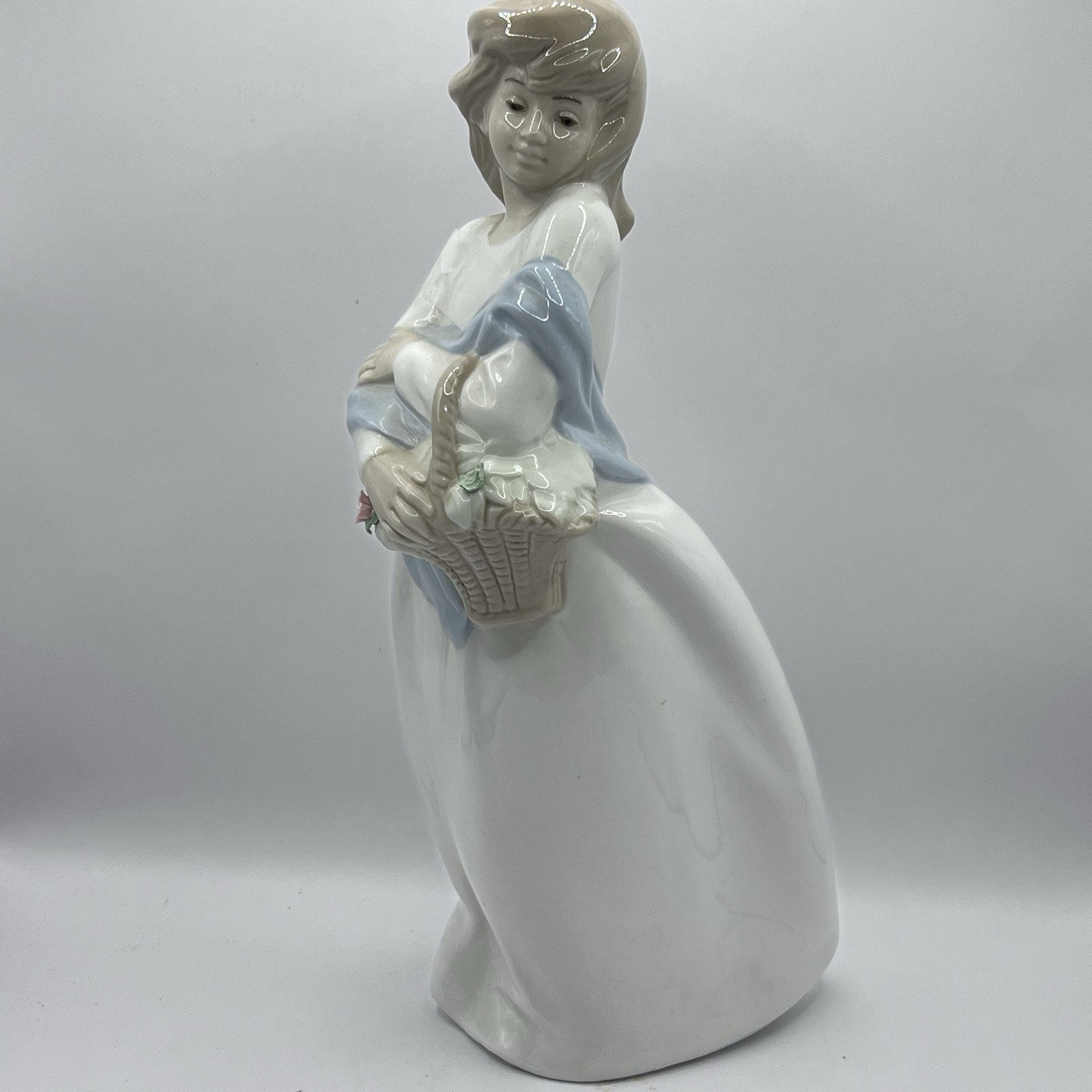Large Porcelain Girl Basket Of Flowers Figurine 11.5” Dalia Hedro A Mano