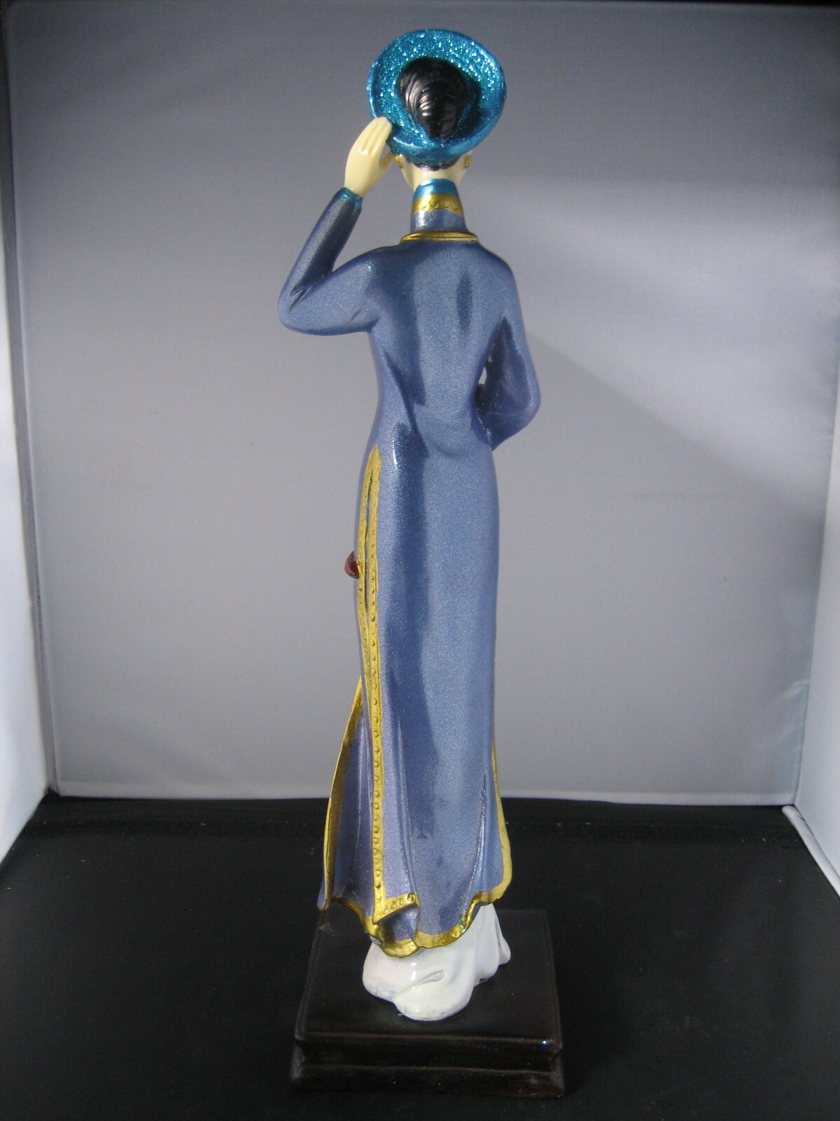 Hand made and painted oriental lady figurine statue (36 cm x 9 cm)
