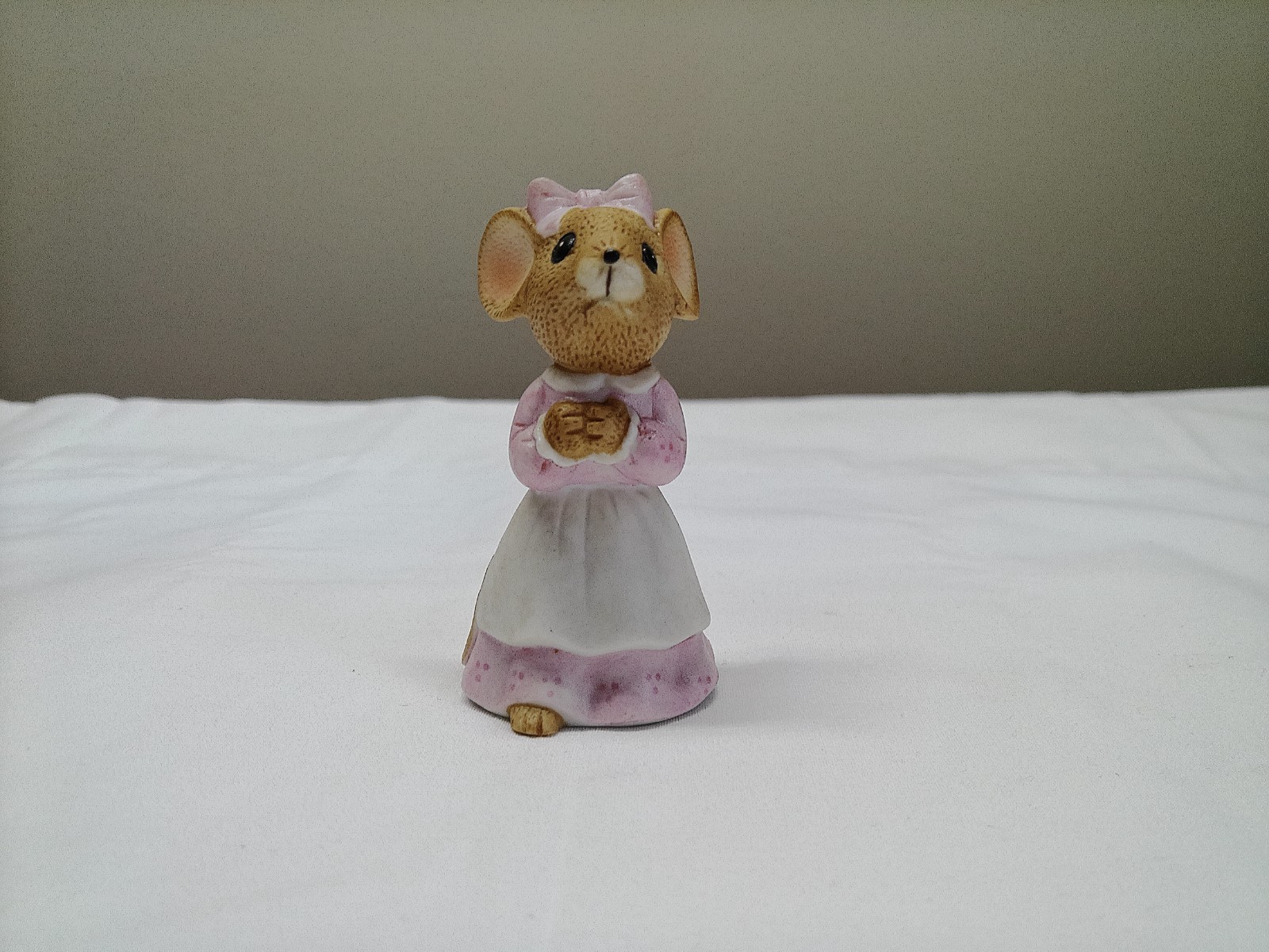 1983 Enesco Mouse Figurine Dress & Bow Hands Folded 3″ Tall