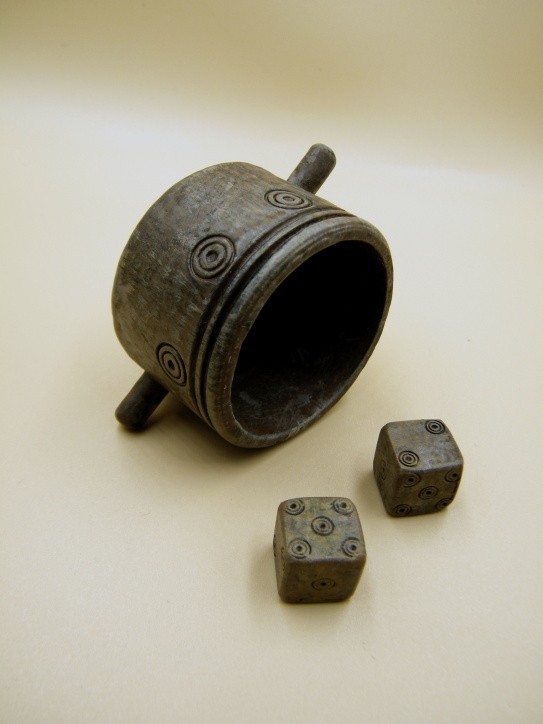 Roman dice set. Two dices and a shaker – London Museum version – resin replica