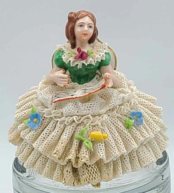Vintage 1937-1960 Bavaria Gerold & Co Tettau ~3″H Lace Figurine