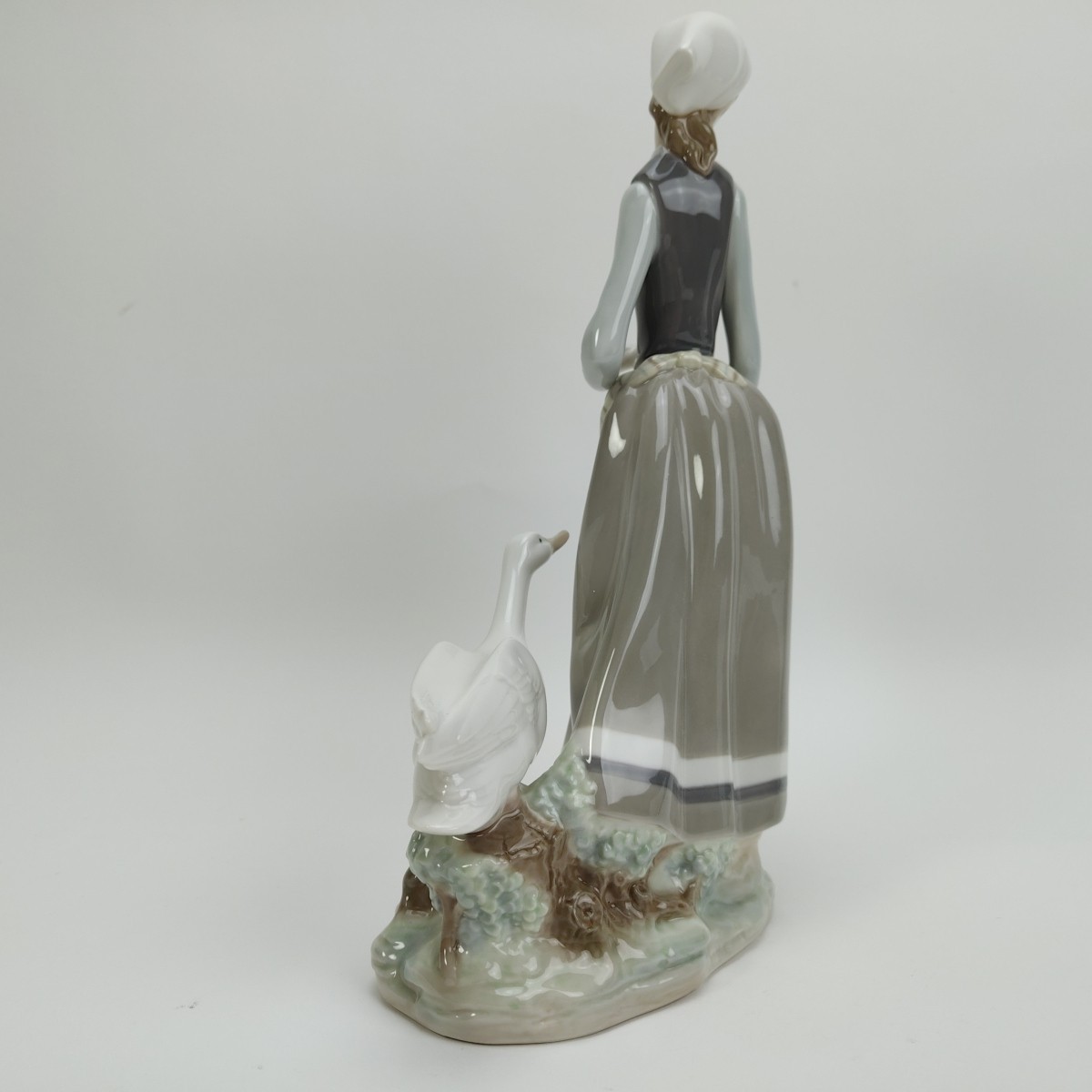 Lladro Girl with Goose in the Corral 4815 Porcelain Figurine 12.5″ En el corral