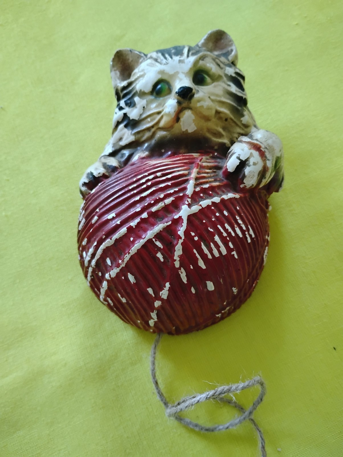 VTG WELL-LOVED CHALKWARE KITTY-KITTEN- CAT w BALL OF YARN 1940’s STRING HOLDER
