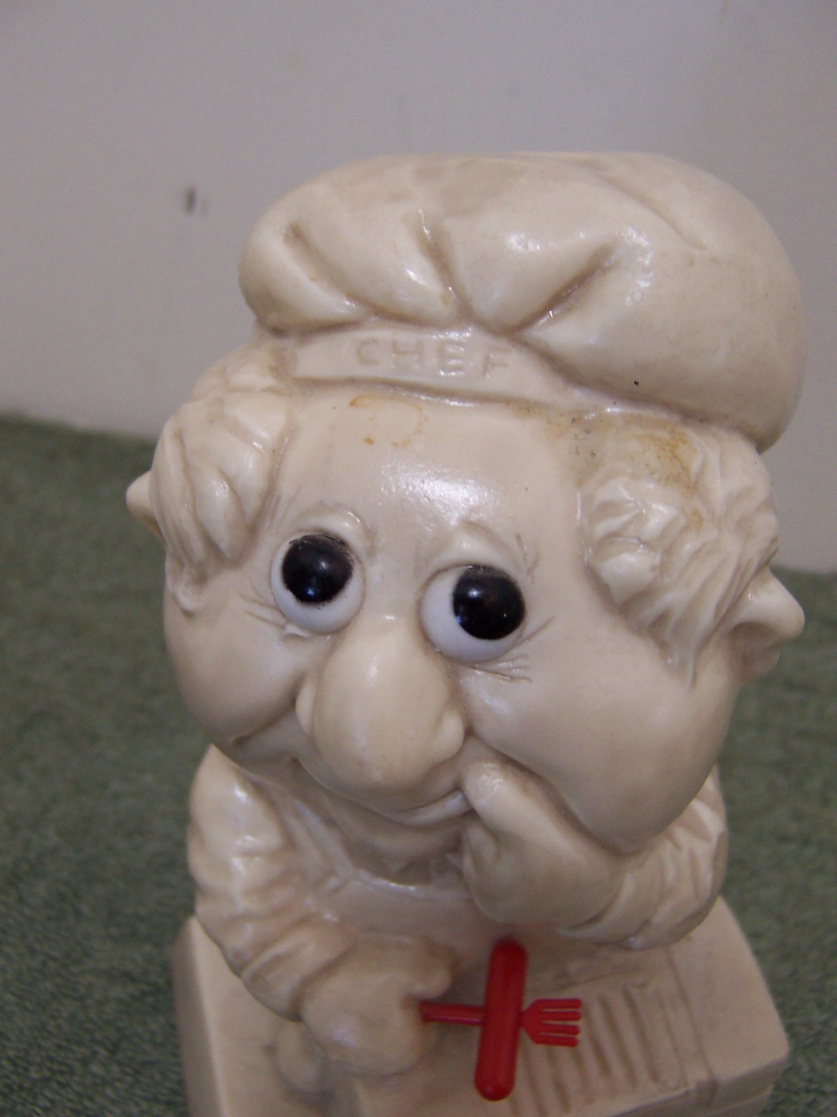 I LOVE YOU DAD R & W Berries Co. Father Barbecuing Figure/Figurine 1971