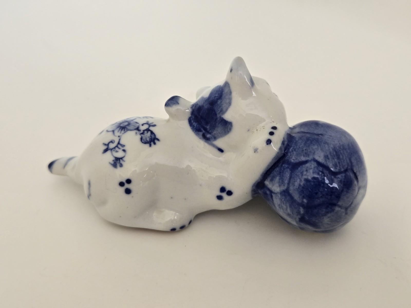Vintage Chinese Porcelain Blue & White Chinoiserie Cat Kitten with Ball Figurine