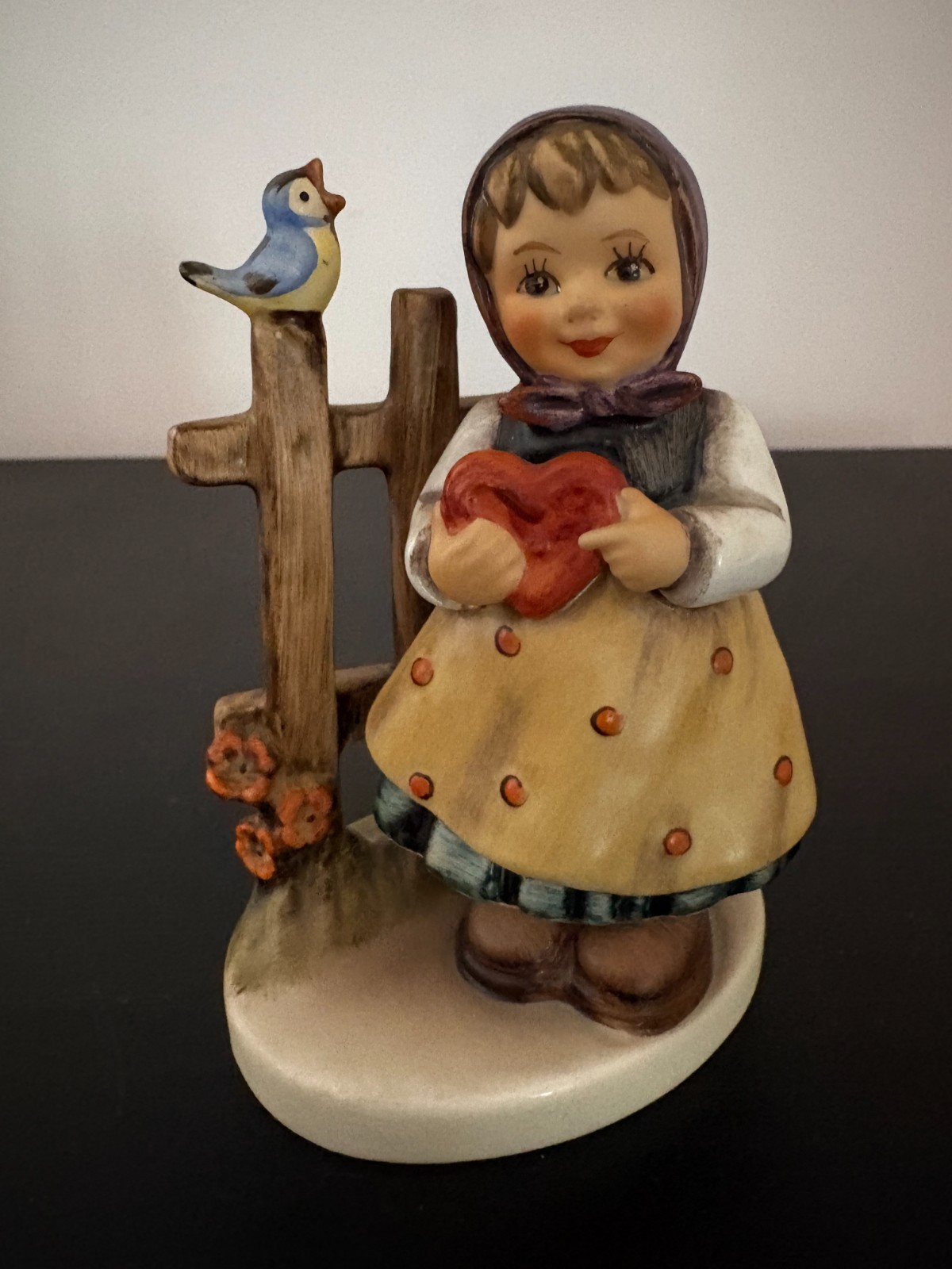 Figurine Goebel Hummel “Sweet Greetings” HUM #352 1964 4 1/4″ H W. Germany