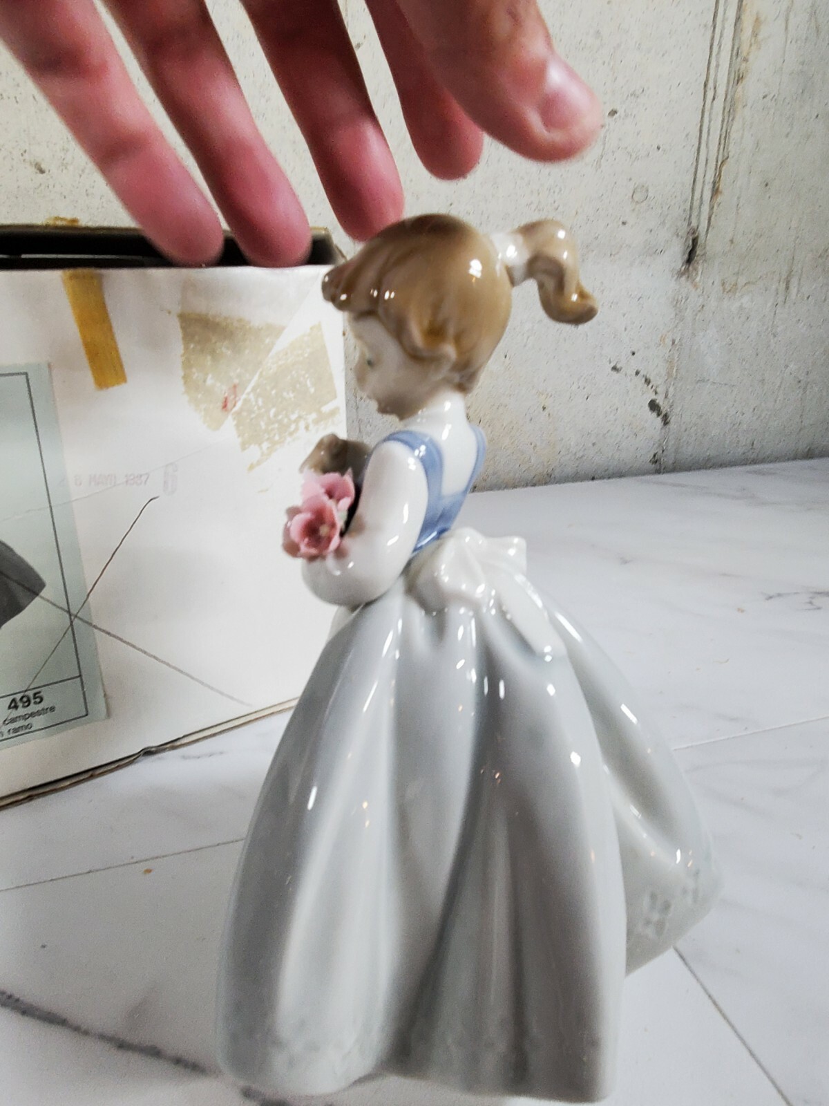 1989 NAO by Lladro Porcelain Figurine “Senorita Campestre Con ramo” No. 495