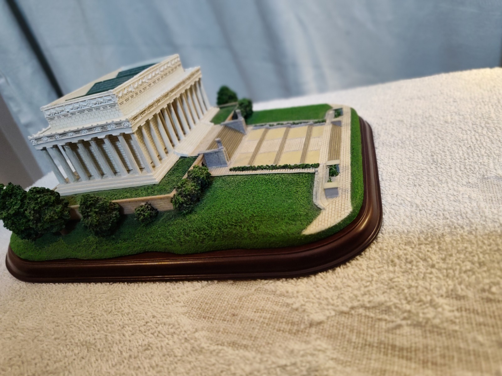The Danbury Mint Lincoln Memorial with Removable Roof Washington DC