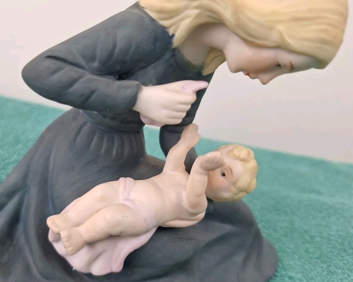 Sanmyro Taiwan Collection Mother and Baby Porcelain Figurine Blue & White 5″x6″