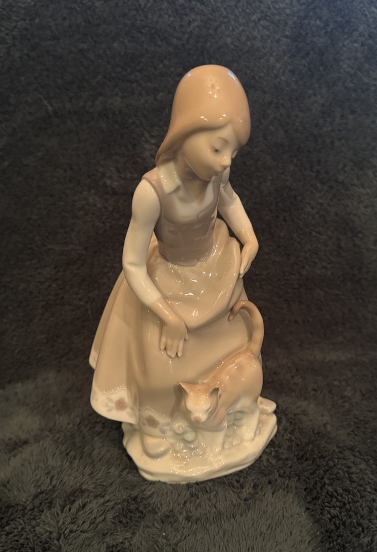 Lladros Figurine 1187: Little Girl with Cat (retired piece)