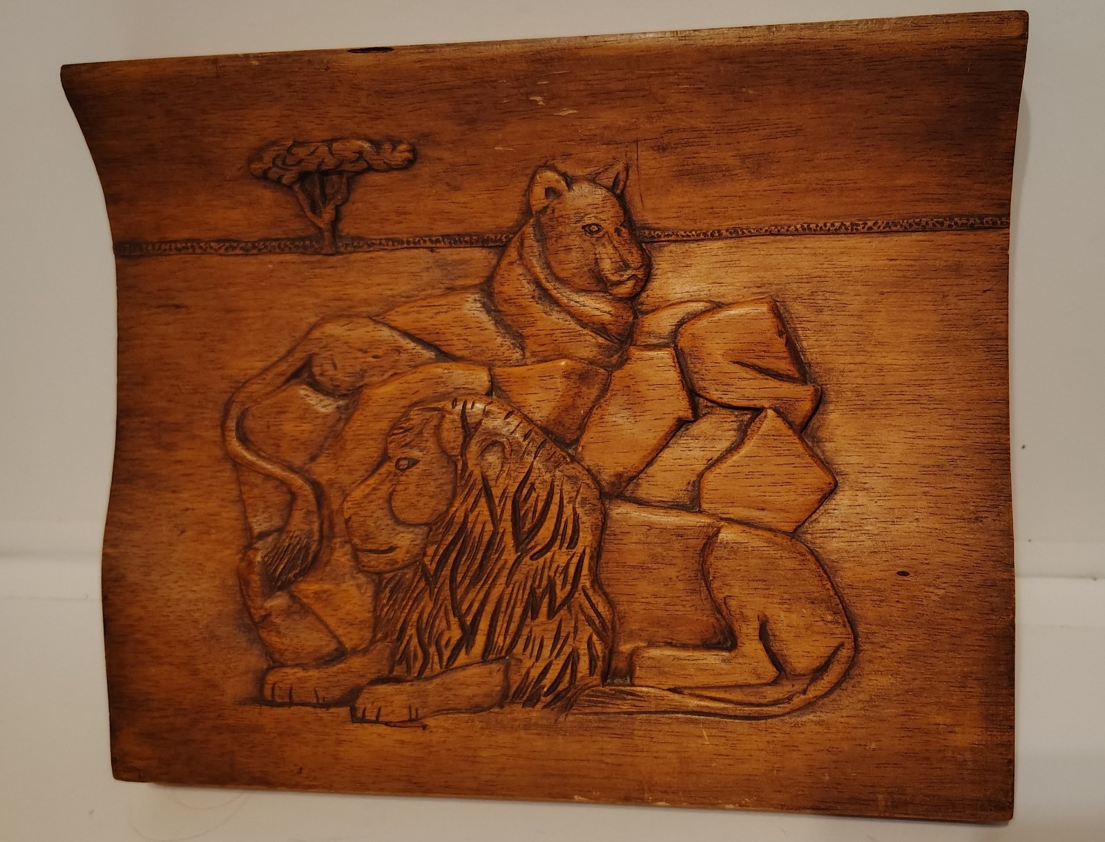 VINTAGE HAND CARVED WOOD PLAQUE LIONS ON THE SAVANNAH WILD ANIMALS 11″ X 9″