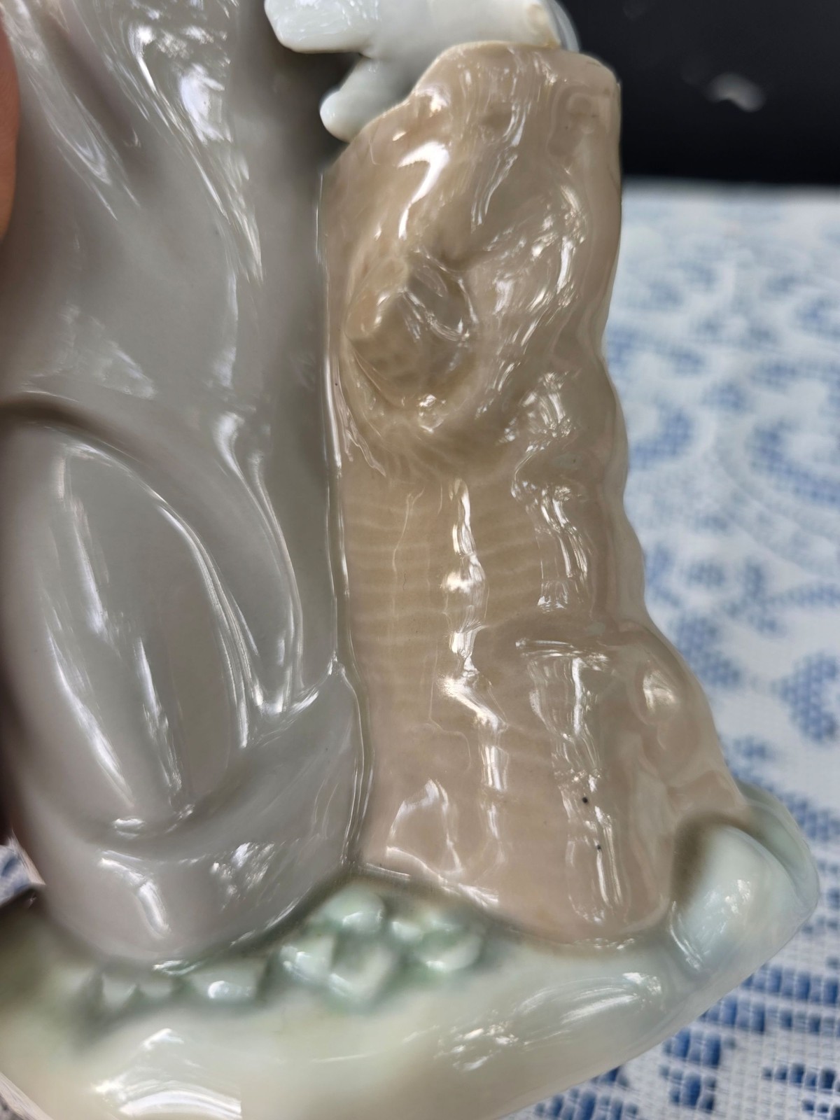 Lladro porcelain figurine titled “Girl with Pigeons” “Girl with Two Doves” #4915