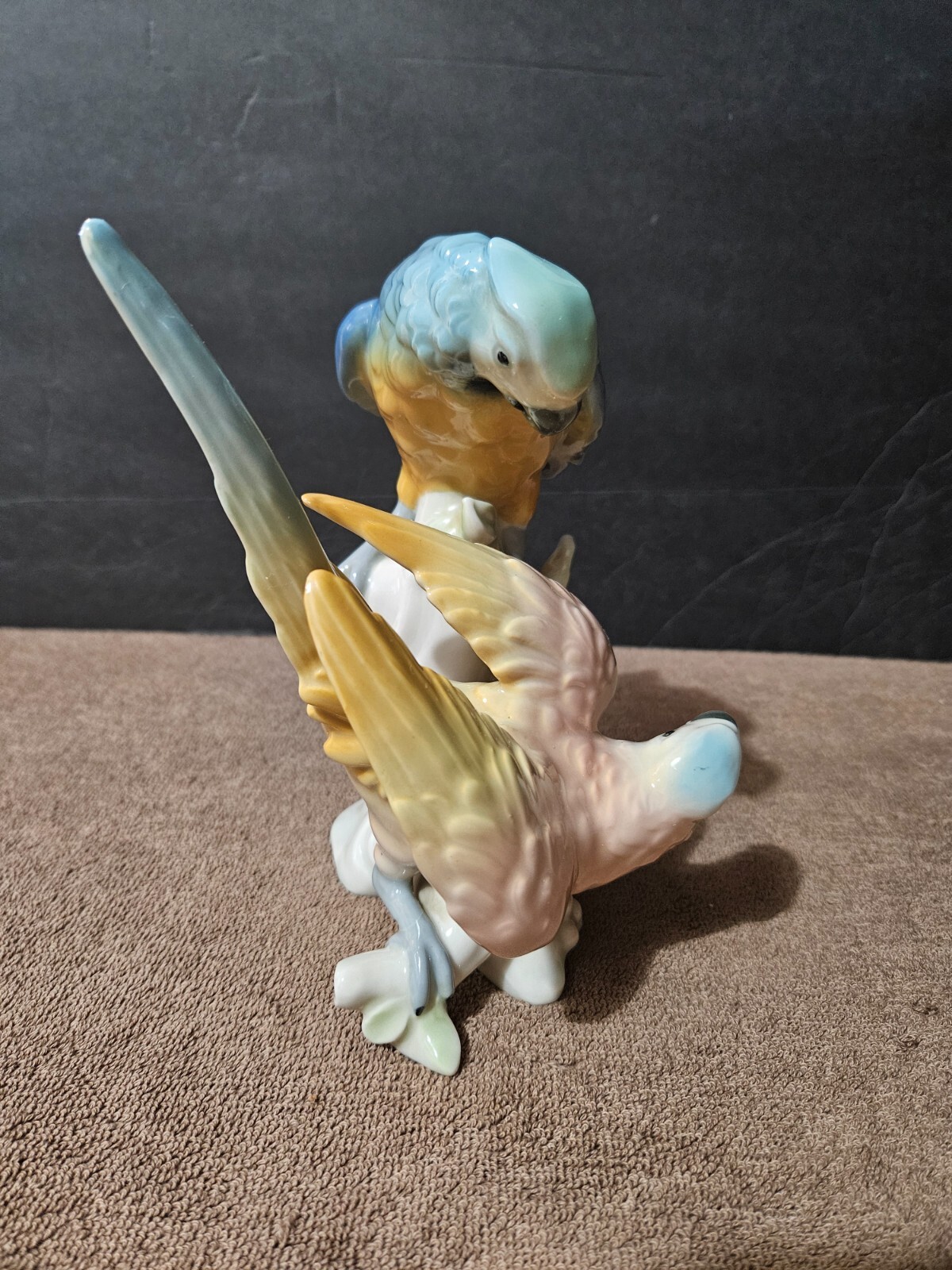 VINTAGE GERMAN PORCELAIN APEL PORZELLAN COLORFUL DOUBLE PARROT FIGURINE 7 5/8″
