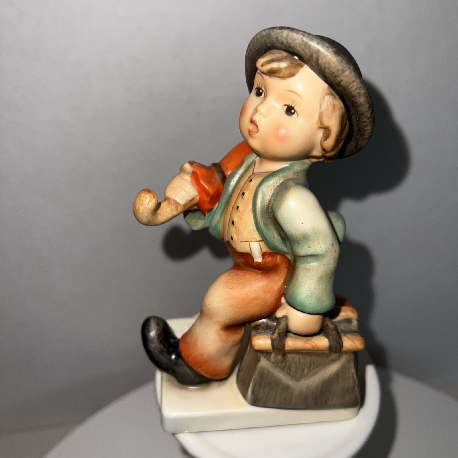 Vintage- Hummel 5″ Merry Wanderer w/Orange Umbrella 11/0 Bee Early Piece
