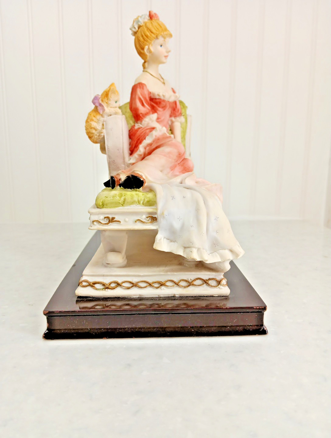 Giovanni Collection “Lady on Sofa” Figurine. Vintage 2003 9.5″ x 9″ Excellent