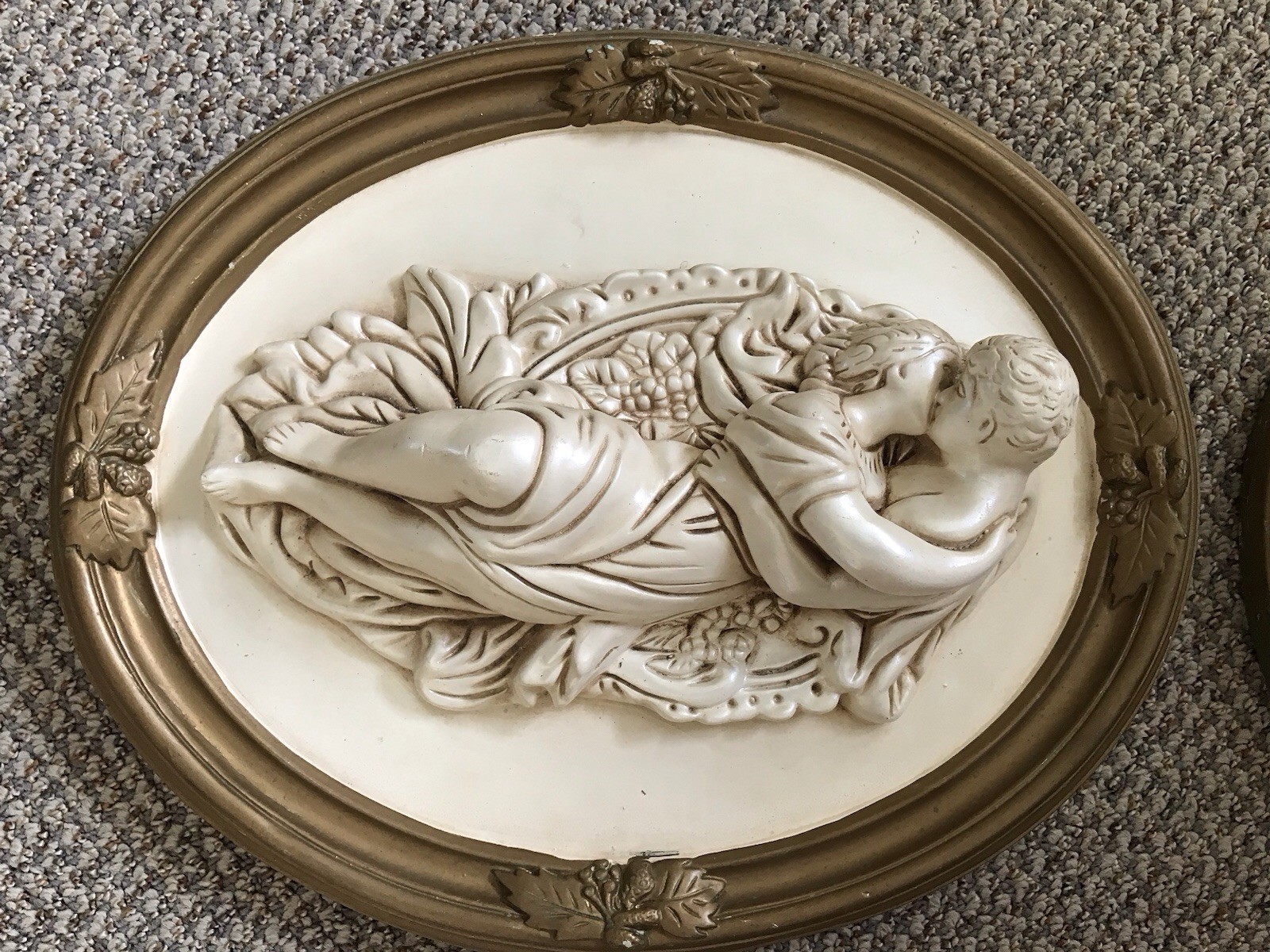 VINTAGE ROMANTIC BAS RELIEF ROMAN “ENTWINED LOVERS” 16” OVAL WALL PLAQUES L👀K !