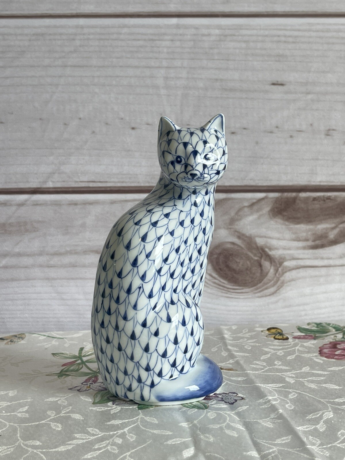 Vintage ANDREA by SADEK CAT Figurine Blue White Fishnet Pattern Style 7.5″