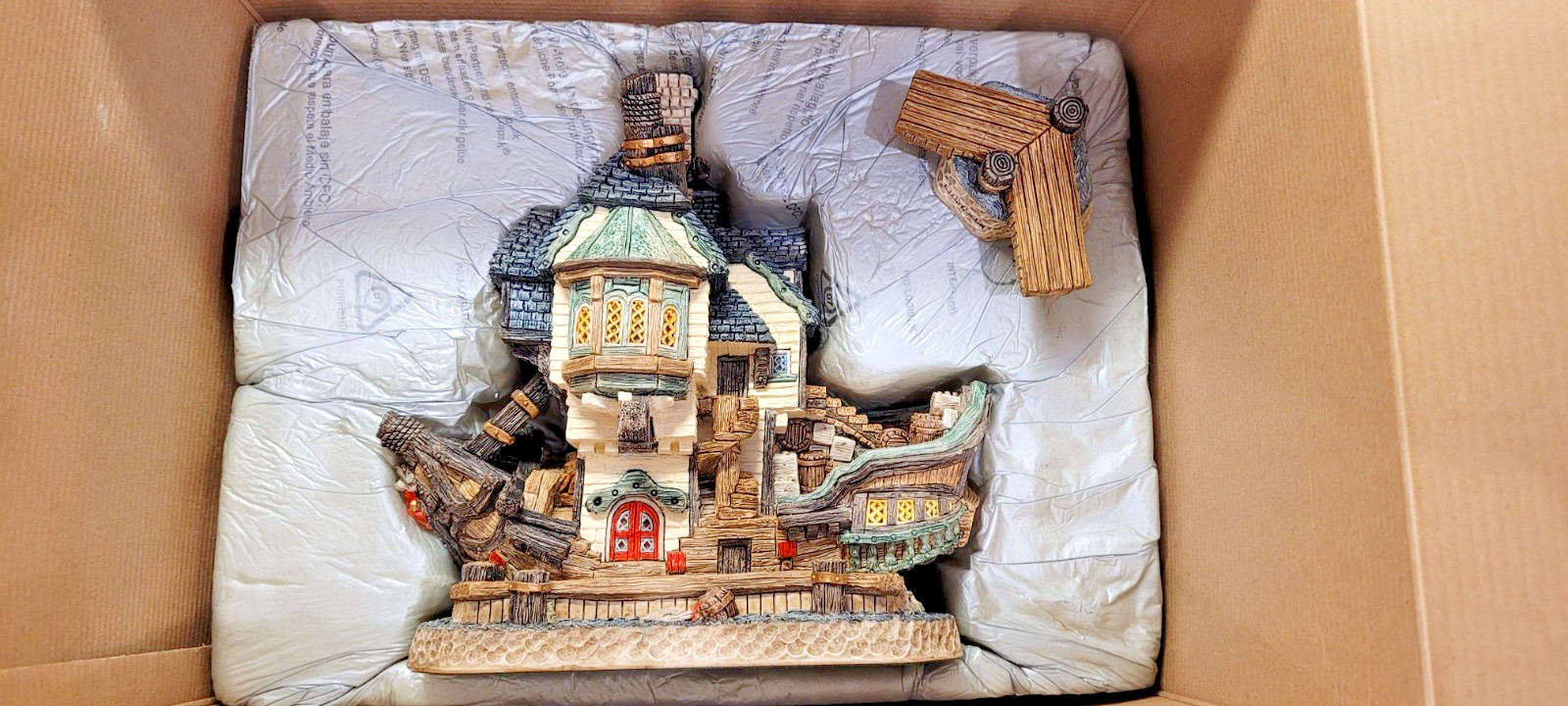 ENESCO David Winter cottage “Jolly Roger Tavern” SEASIDE BROADWAY COLLECTION-NEW