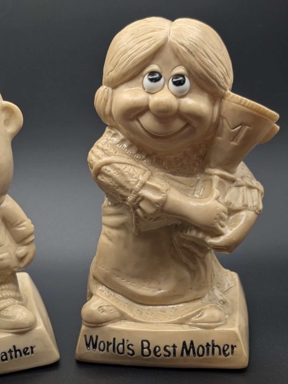 Vintage 1970 R & W Berries Russ Wallace Figurines World’s Best Mom&Dad 6″ T