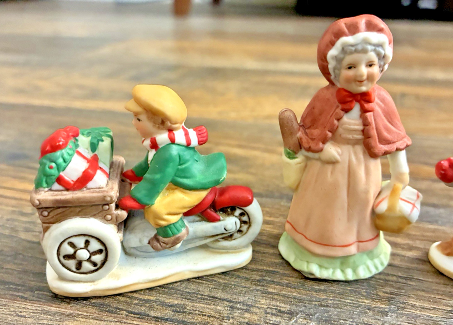 Lot 4 VTG Lefton Colonial Village Christmas Figurines 1 3/4″ – 2 1/2″ tall