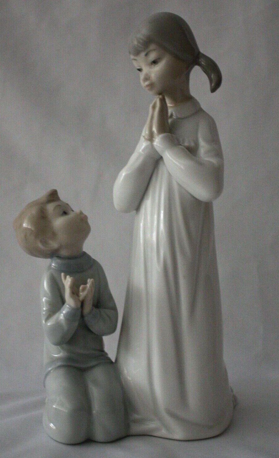 Lladro TEACHING TO PRAY by Vicente Martinez, #4779 3rd Mark 1971-1974. 9″H. MINT