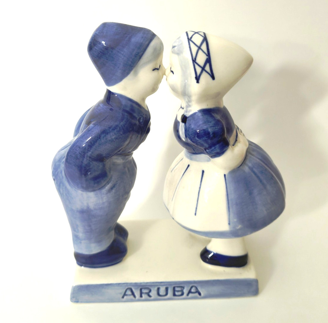 Delft Blue 5″ Figurine Dutch Boy & Girl Kissing Hand Painted. Aruba.