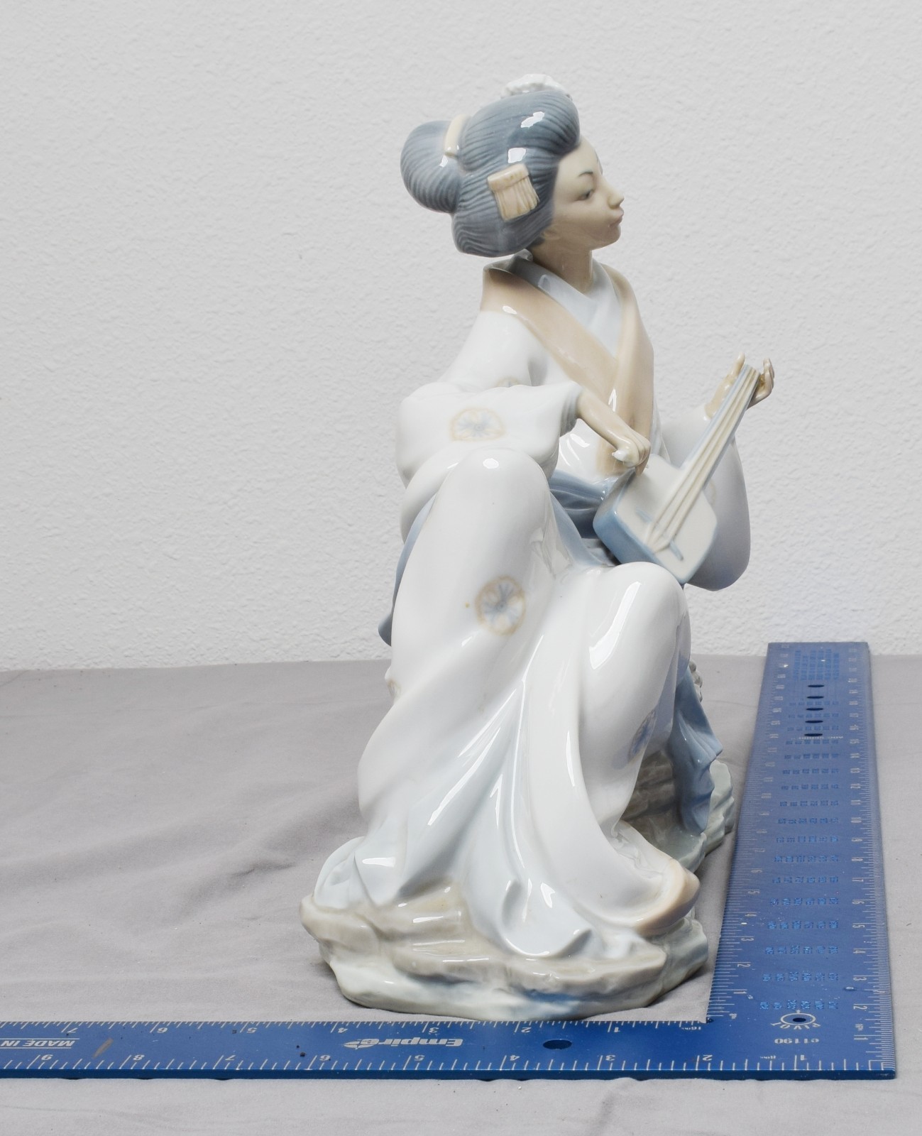 Nao Lladro ORIENTAL MELODY Geisha Girl Playing Shamisen #227 – Broken Instrument