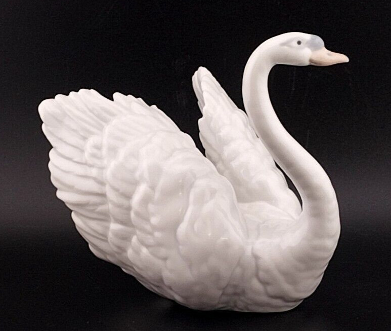 Lladró 6175 Swan Figurine with Feathers Rufflled 4″ Perfect Condition!!!!