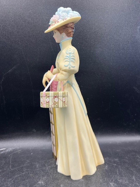 2002 Avon Mrs. Albee Award President’s Club Figurine 10″ Tall Very Good Cond.