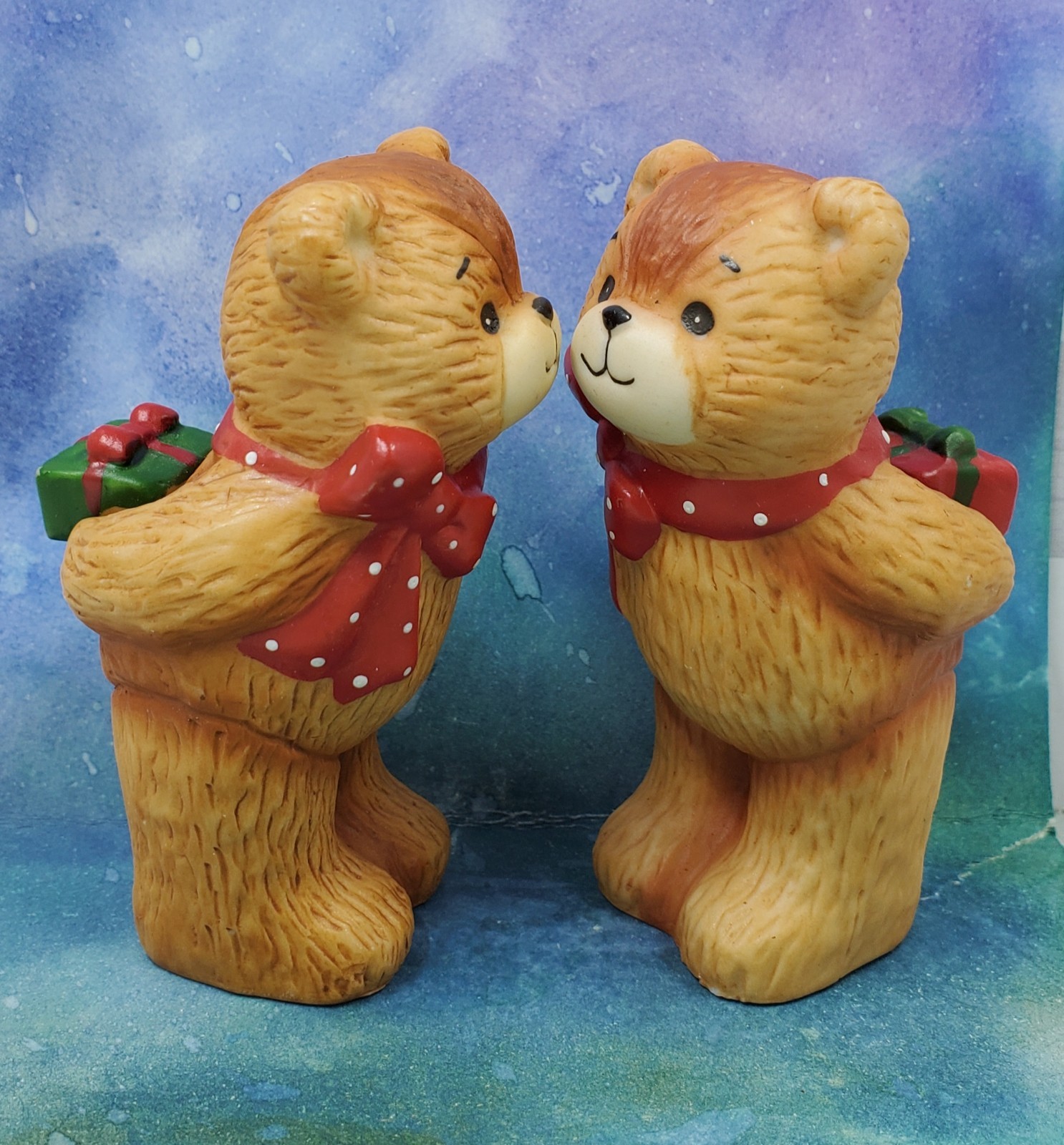 LF7 Lucy and Me Lucy Rigg Christmas Bears with presents behind backs 2pc