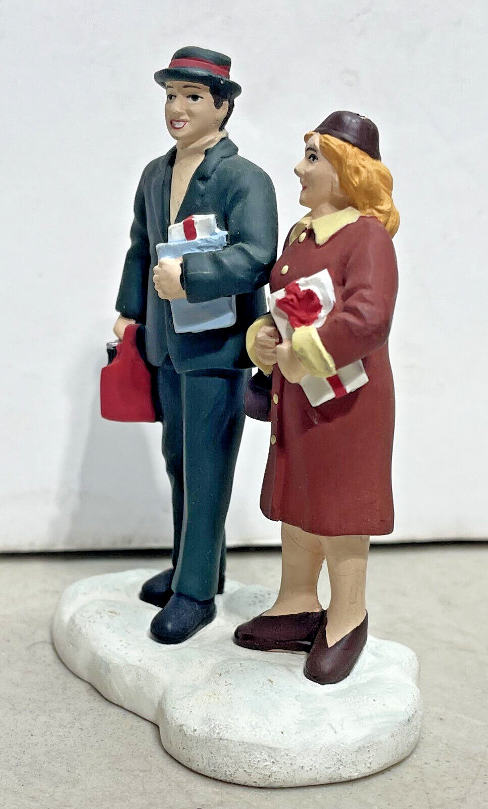 Coca Cola Town Square Collection Last Minute Shoppers Figurine 1997 3.75 Inches