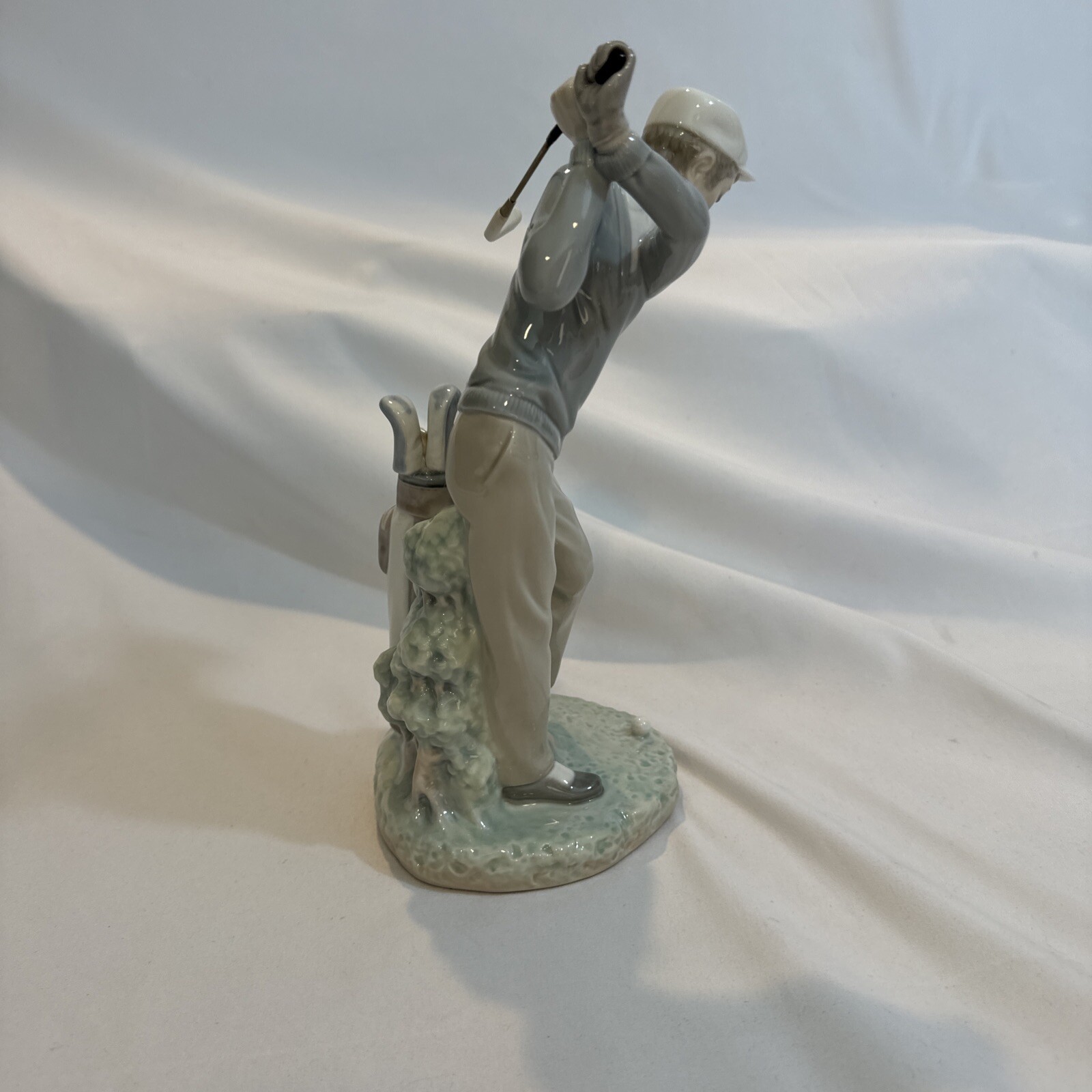 FINE LLADRO PORCELAIN FIGURE OF THE “GOLFER” 11 Inches Tall