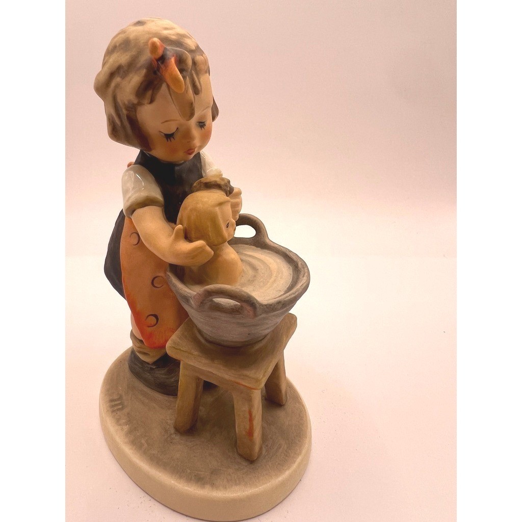 Goebel Hummel Bath Time Figurine W Germany 1956 Girl Washing Doll Hum 321 5.75″