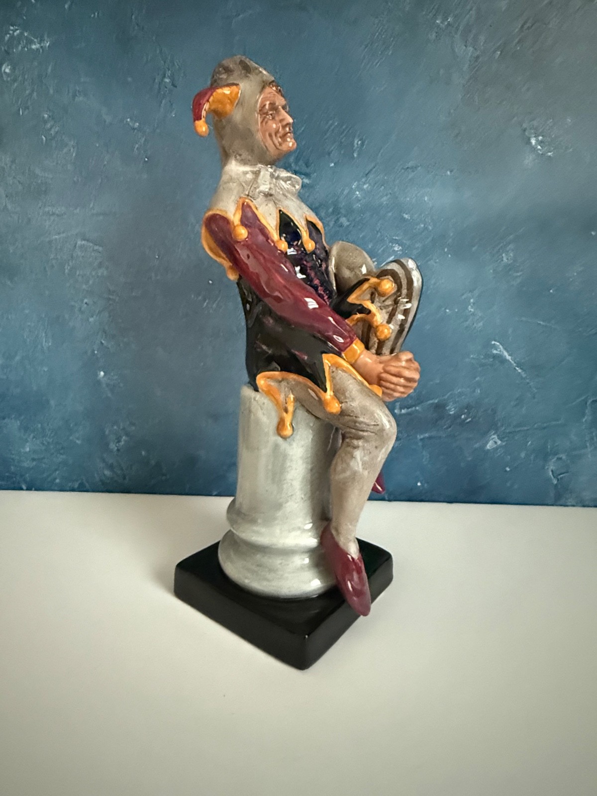 ROYAL DOULTON FIGURINE “THE JESTER” HN2016 9.5”