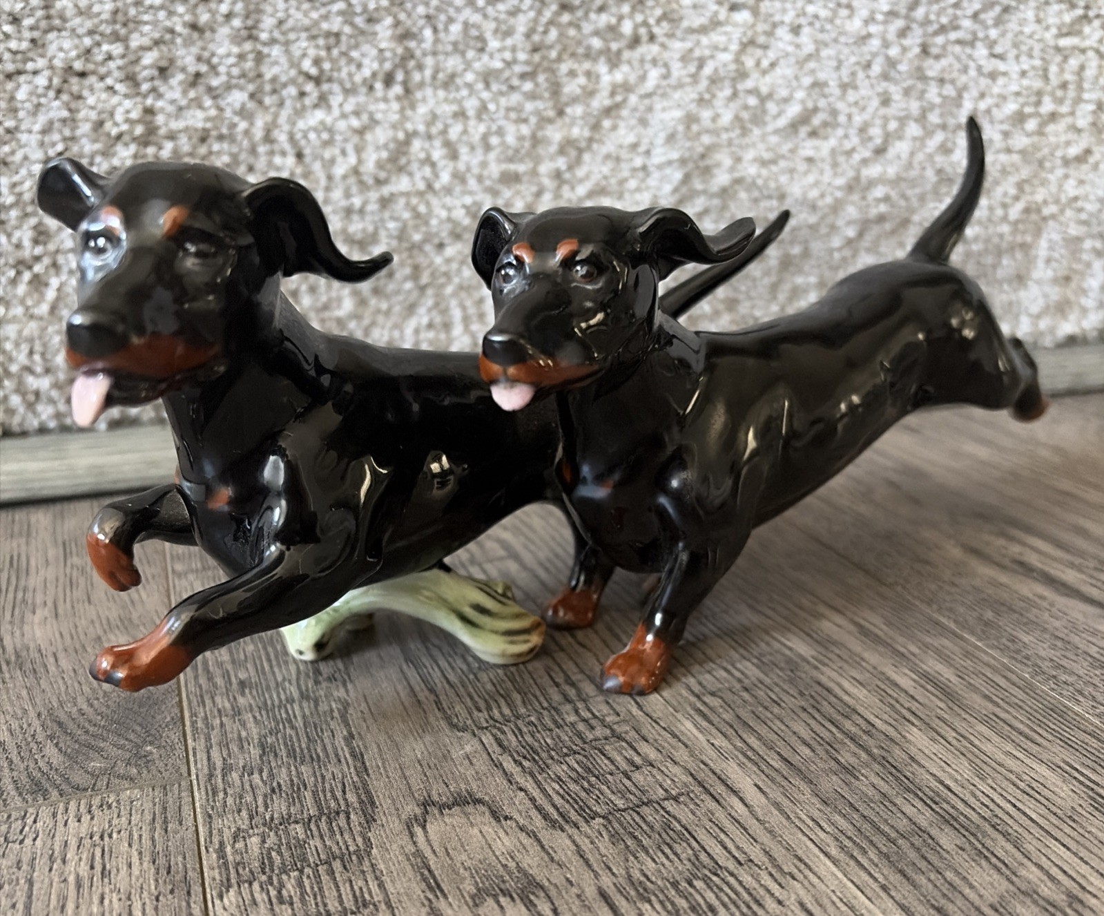 GOEBEL Germany 10″ Black & Tan DACHSHUND Porcelain Dogs Figurine Vtg