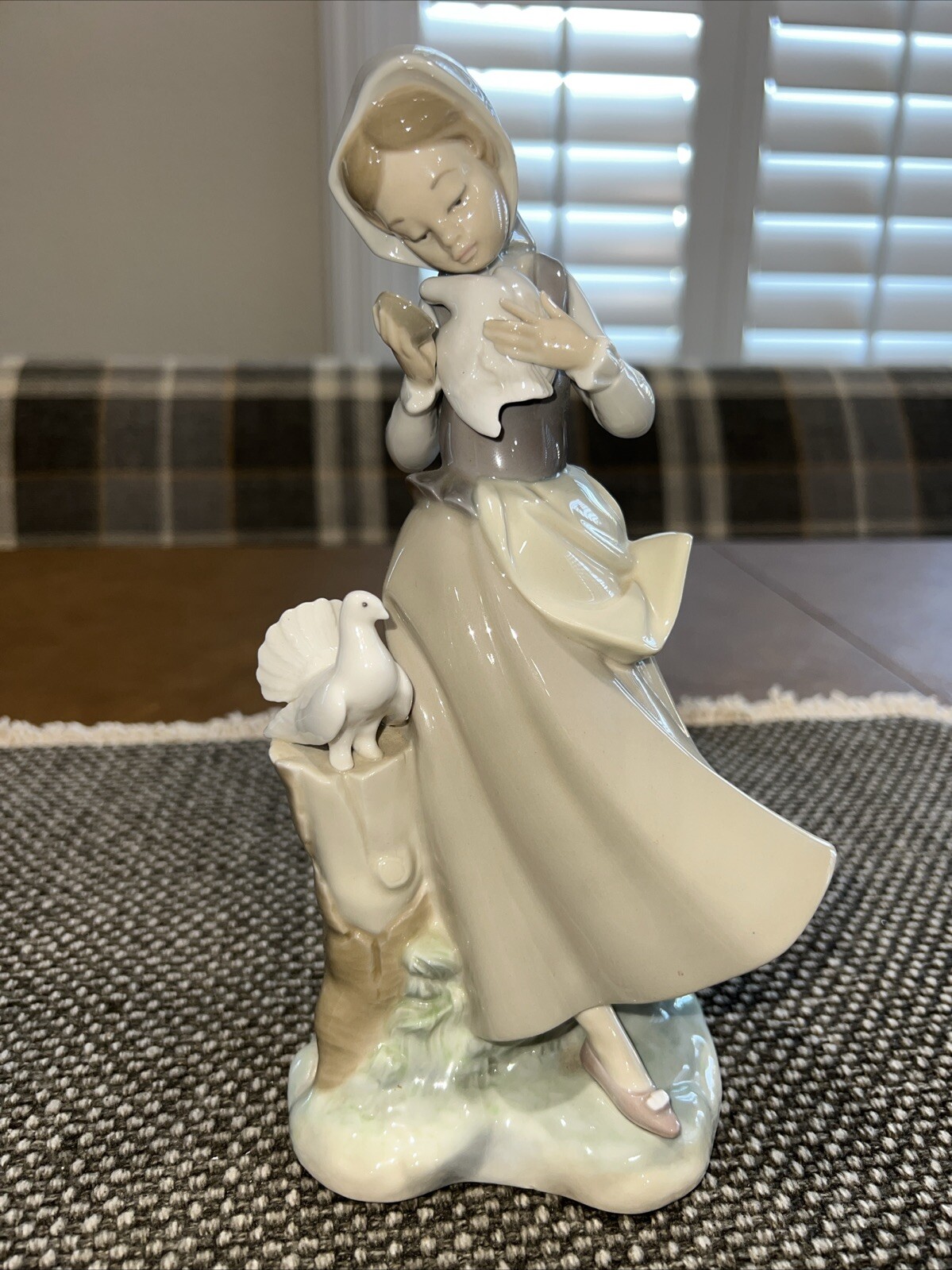 VINTAGE LLADRO CHILDREN WITH ANIMALS – GIRL WITH PIGEONS – #4915 GLOSS – EUC