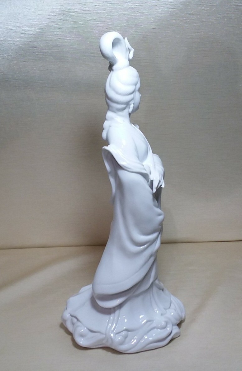 Chinese Craftsmen White Porcelain, Royal Women Made in TAIWAN R. O. C. 13.5″H