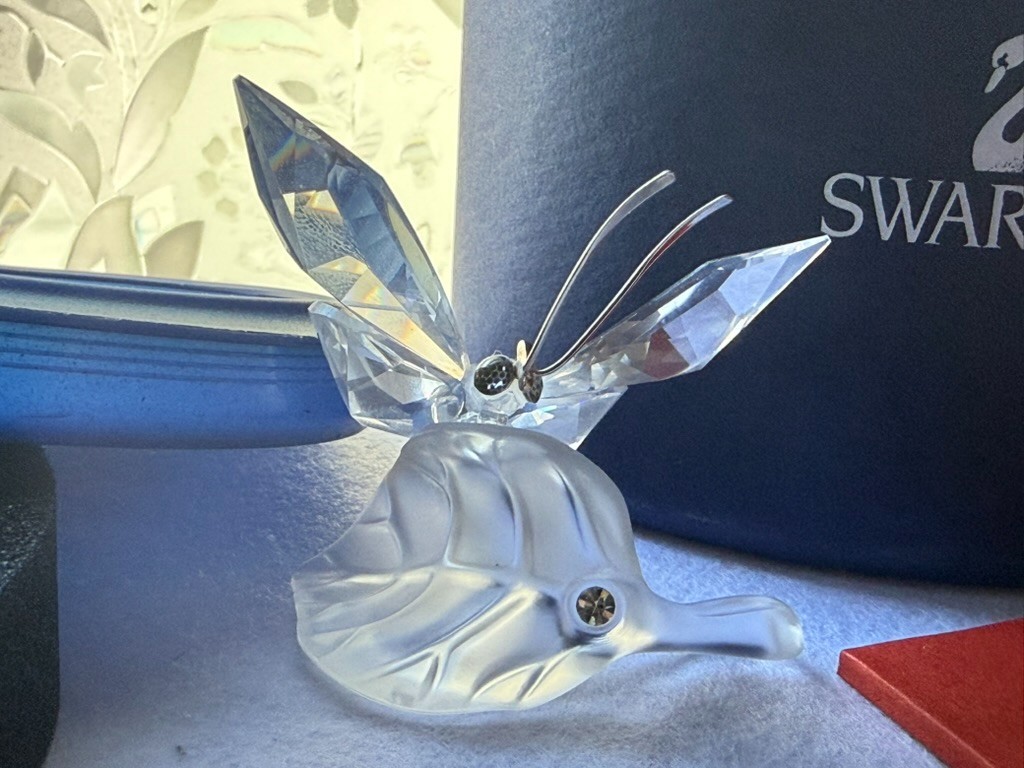 VTG Swarovski Crystal BUTTERFLY ON LEAF Figurine 182920, Made In Austria. IN BOX